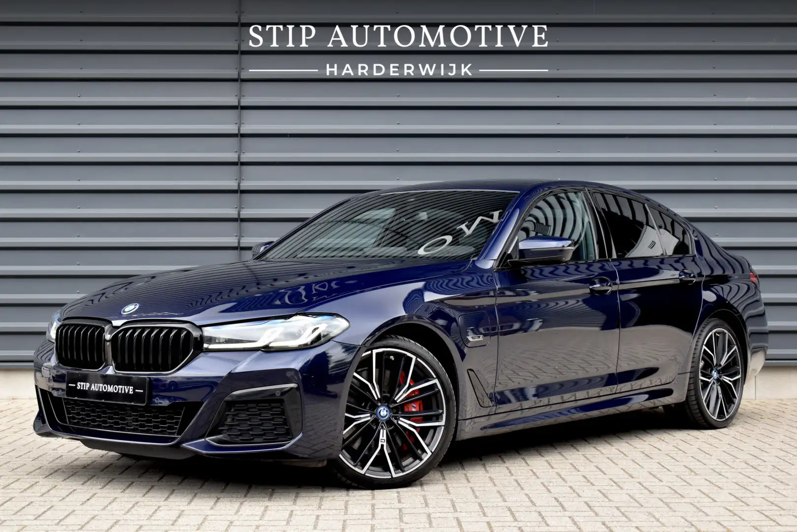 BMW 545 5 Serie 545e xDrive 394pk M Sport Plus | Laserligh Blauw - 1
