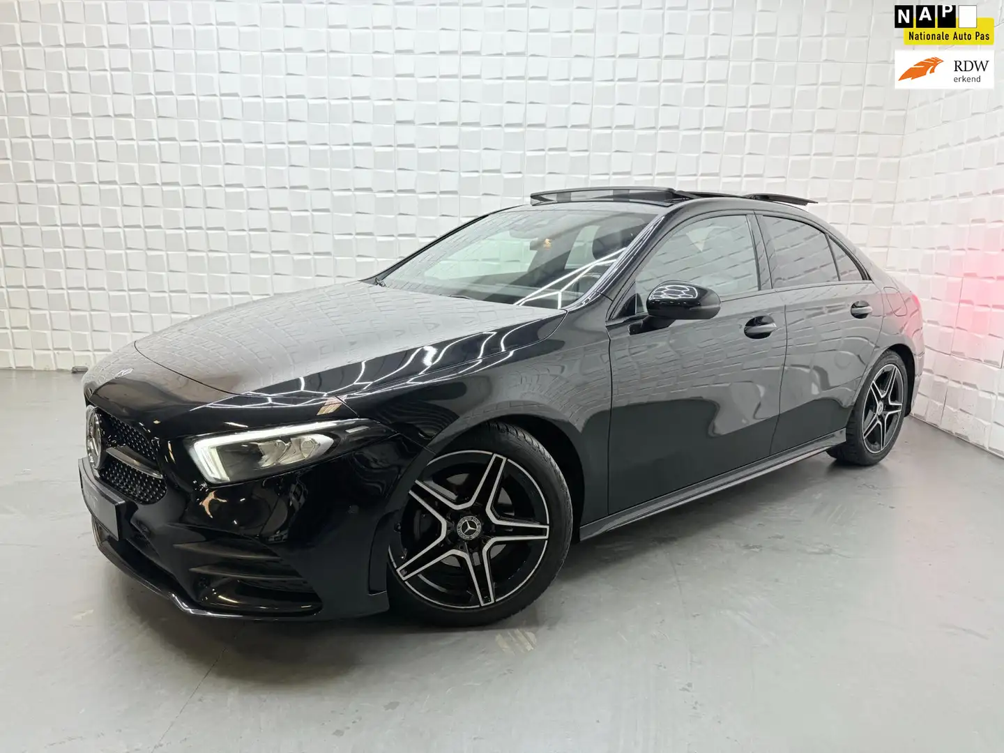 Mercedes-Benz A 180 AMG NIGHT PANO SFEER NAP Černá - 1