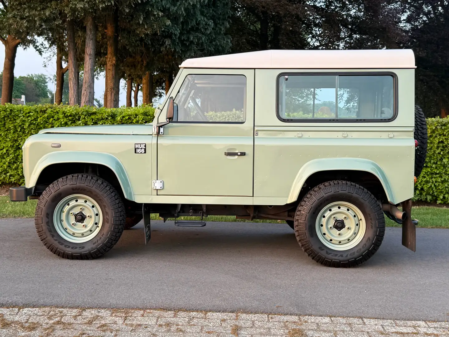 Land Rover Defender Stationwagon HERITAGE Vert - 2