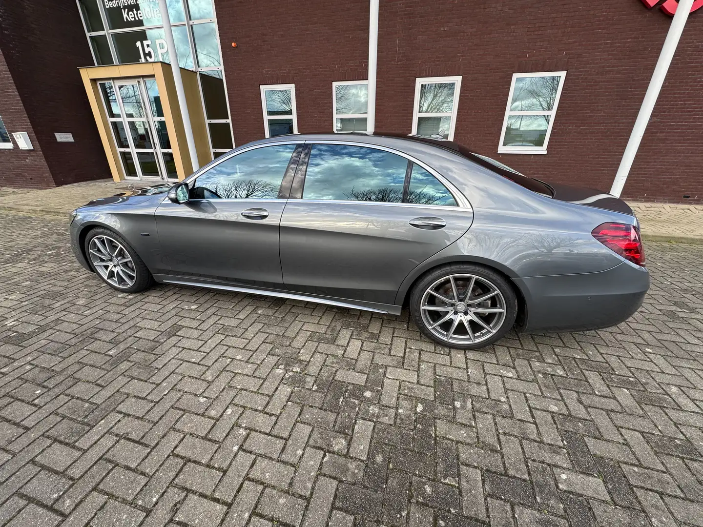 Mercedes-Benz S 560 E S560E Lang Prem. Plus | AMG | Nieuw B beurt en APK Grijs - 2