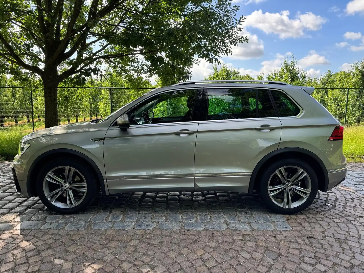 Volkswagen Tiguan 2.0 TDi DSG * 2x R-Line * DIG COCKPIT * FULL LED * Grey - 2