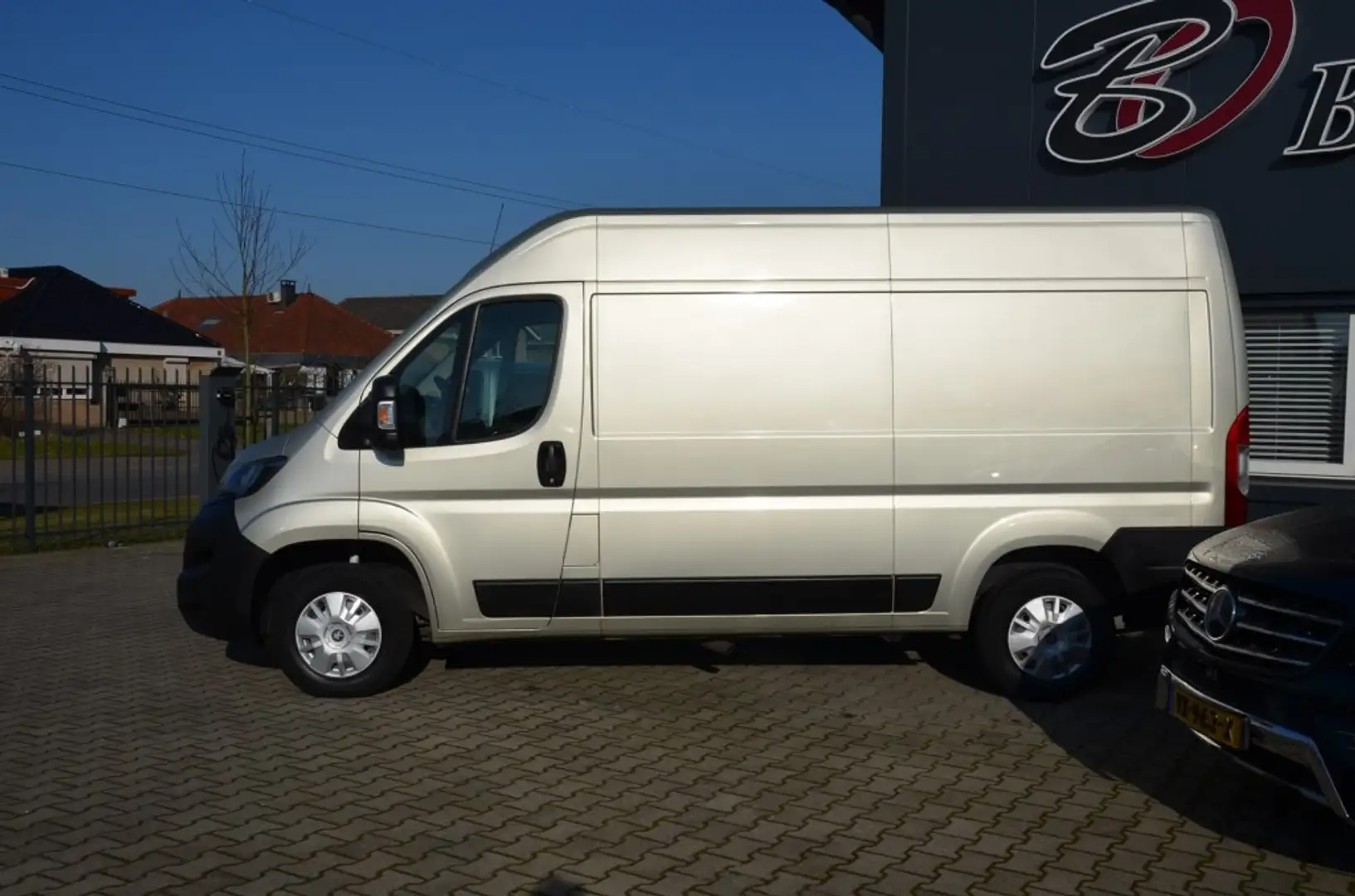 Peugeot Boxer 2.0 BlueHDI L2H2 Grijs - 2