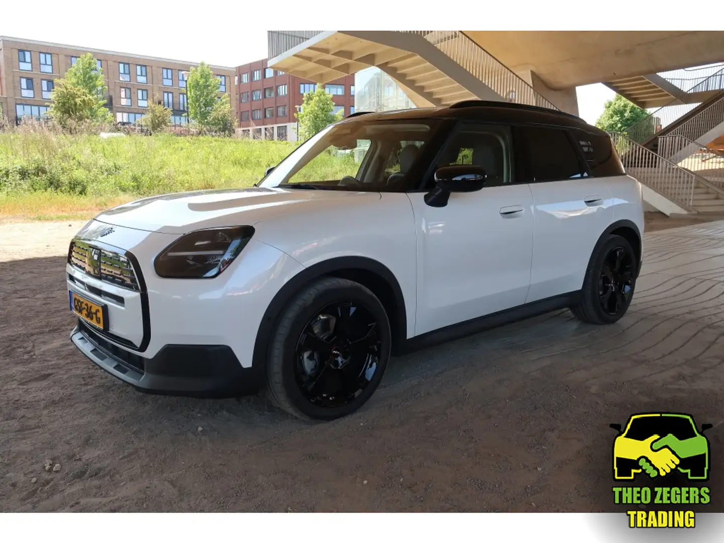 MINI Countryman E Mini Class XS 66.5 kWh Biały - 1