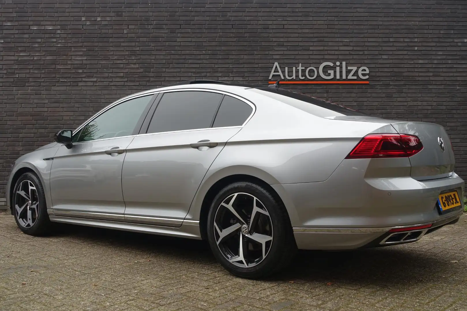 Volkswagen Passat 1.5 TSI Automaat R-Line Facelift l Pano l Virtual Grijs - 2