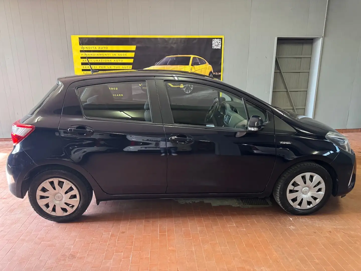 Toyota Yaris Yaris 5p 1.5h Active my19 bijela - 2