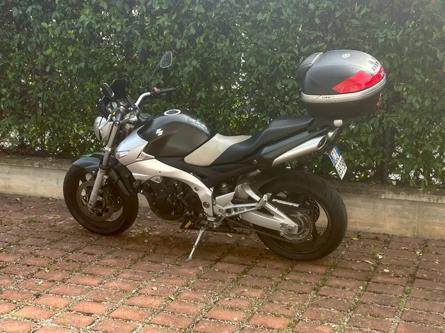 Suzuki GSR 600 - 1