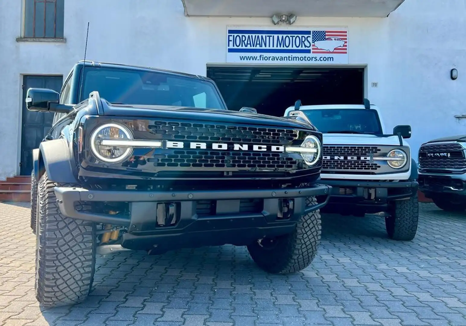 Ford Bronco 2.3L Ecoboost 4x4 BADLANDS e 2.7L WILDTRACK 4P 202 Белый - 1