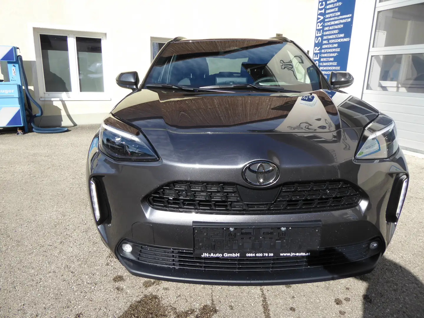 Toyota Yaris Cross 1,5 VVT-i Hybrid Active Drive Aut. Grau - 2